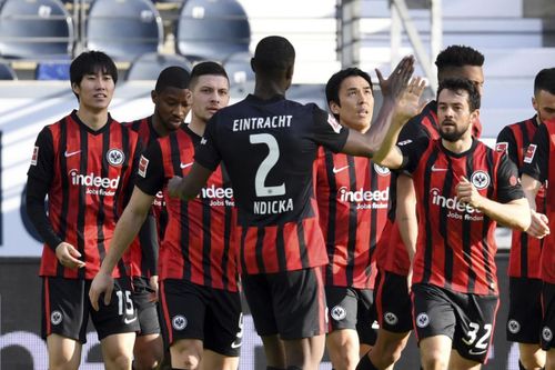 Bayern thua sốc Frankfurt, cuộc đua vô địch Bundesliga nóng trở lại