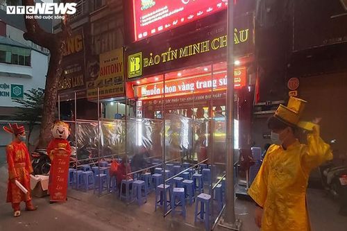 Người Hà Nội xếp hàng từ mờ sáng chờ mua vàng cầu may ngày vía thần Tài