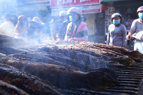Phố cá lóc nướng TP.HCM tấp nập người mua trong ngày vía Thần tài