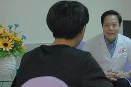 Mẹ nửa đêm thức dậy đi vệ sinh, tạt qua phòng con trai liền thấy cảnh tượng đáng sợ, hôm sau tức tốc đưa con đi khám tâm thần