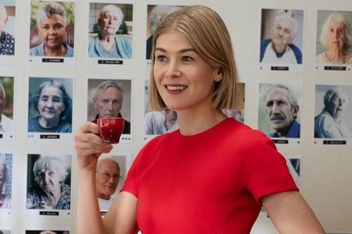Ác nữ 'Gone Girl' trở lại, gây ám ảnh với vai siêu lừa đảo trong 'Người Giám Hộ Hoàn Hảo'