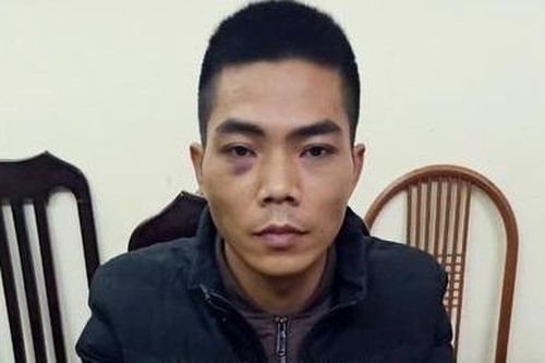 Lộ gói ma túy trong túi áo khoác của nam thanh niên