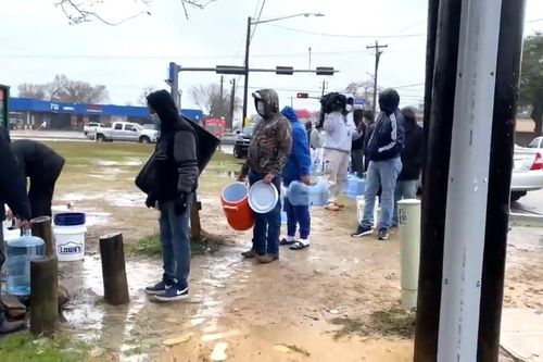 Người dân Texas xếp hàng chờ lấy nước sạch sau vụ mất điện hàng loạt