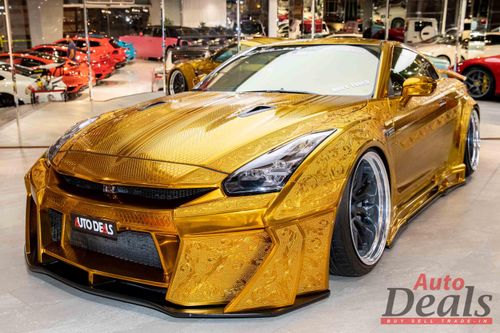 Nissan GT-R sơn màu vàng nổi bật được rao bán tại Dubai