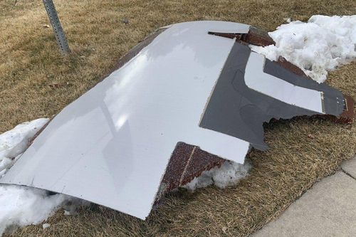 Động cơ máy bay hỏng, mảnh vỡ 'rơi như mưa' ở Denver