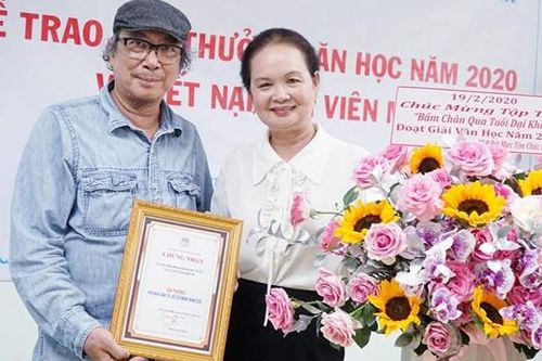 'Bấm chân qua tuổi dại khờ': Thơ đang cần loại nến 'tự thắp'