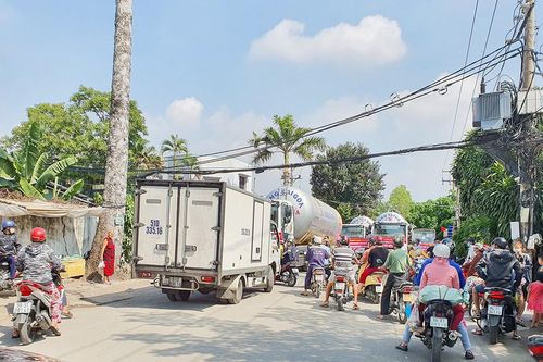Tranh chấp thuê mặt bằng, đưa xe bồn bít lối cụm công nghiệp