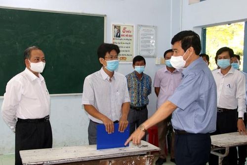 Chủ tịch tỉnh Đồng Tháp trực tiếp kiểm tra phòng chống dịch trong trường học