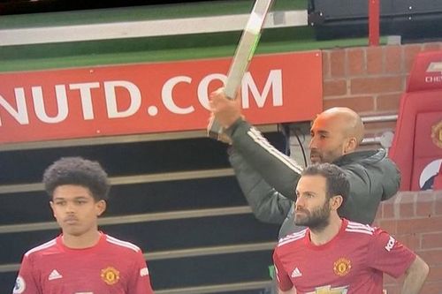 Thủ môn dự bị Man Utd cầm bảng điện thử… thay người