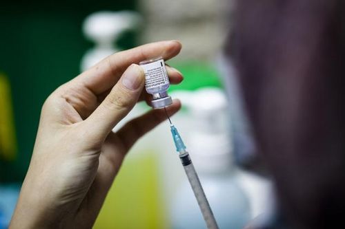 Liều vắc xin bổ sung của Pfizer từ một phép màu biến thành mớ hỗn độn