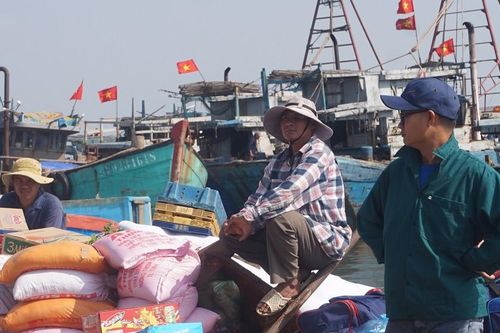 Cảnh ngư dân phấn khởi ra khơi đầu năm lấy lộc