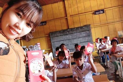 Học trò vùng cao Quảng Nam hân hoan nhận lì xì trong ngày đầu đến lớp
