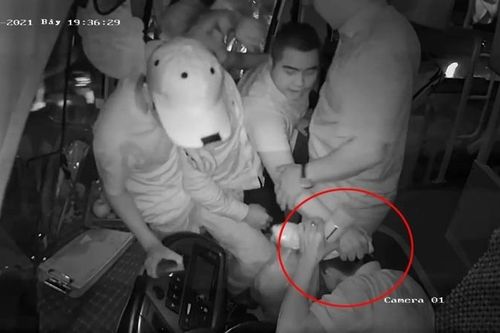 Điều tra nhóm đối tượng mang mã tấu, tuýp sắt hành hung tài xế xe khách