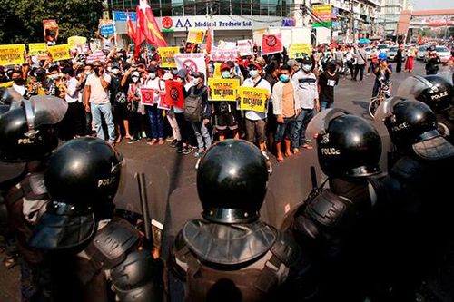 Người Myanmar xuống đường trong cuộc biểu tình lớn chưa từng có