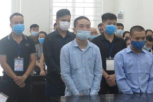 Nhóm thanh niên chọc ghẹo phụ nữ tại quán karaoke được giảm án
