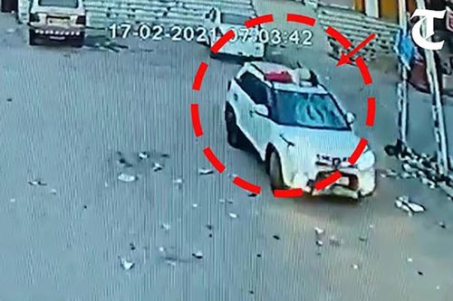 Clip: Va chạm với xe đạp, tài xế chở nạn nhân nằm trên nóc ô tô bỏ chạy 10km