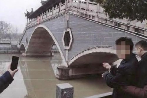 Cô gái không biết bơi nhảy xuống sông cứu bạn trai, không ngờ bị chính bạn trai hãm hại