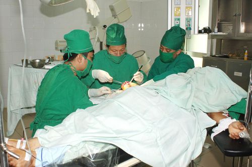 Tấm lòng của những thầy thuốc áo xanh