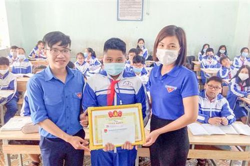 Tuyên dương học sinh có hành động đẹp