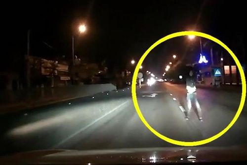 Thanh niên biểu hiện bất thường chặn đầu ô tô lúc 1h sáng và cái kết