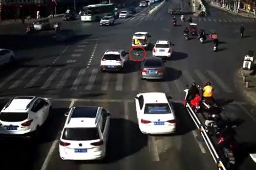 Em bé bay khỏi ô tô khi xe đang chạy qua ngã tư