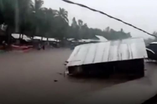 Bão Dujuan cuốn trôi nhà cửa, hơn 5.000 người bị cô lập ở Philippines