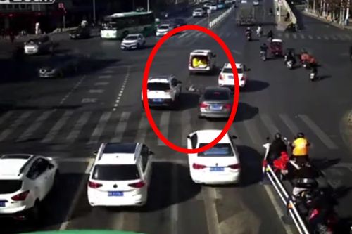 Ô tô bung cốp, em bé rơi khỏi xe giữa ngã 4 tại Trung Quốc