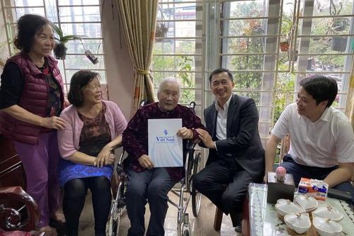 Thứ trưởng Trần Văn Thuấn thăm gia đình Liệt sĩ, Bác sĩ Đặng Thùy Trâm