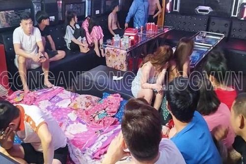 Bắt ông chủ 19 tuổi tổ chức sử dụng ma túy trong quán karaoke