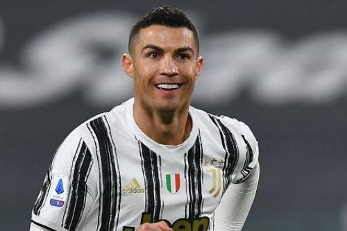 Ronaldo lập cú đúp trong 8 phút