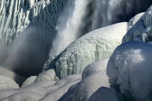 Thác Niagara đóng băng do ảnh hưởng của bão tuyết