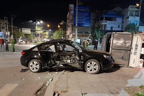 Ôtô tải hất văng xe con lên vỉa hè