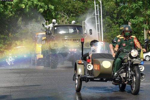Quân đội phun khử khuẩn nhiều tuyến đường ở Hải Phòng từ ngày 23/2