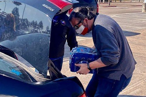 Ông Ted Cruz lại bị chỉ trích vì đăng ảnh đi cứu trợ ở Texas