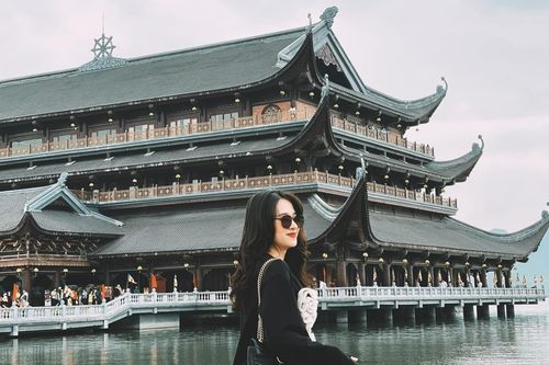 Giới trẻ check-in chùa Tam Chúc dịp đầu năm