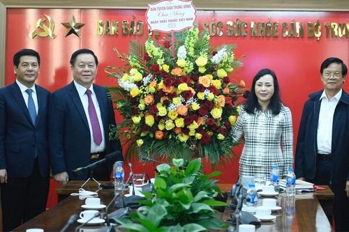 Trưởng Ban Tuyên giáo Trung ương thăm và chúc mừng cán bộ ngành y tế nhân ngày 27/2