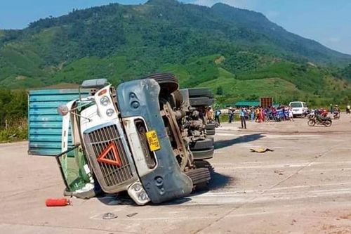Xe container bị lật, đè chết hai người
