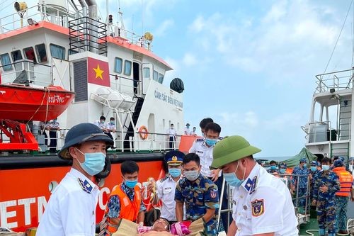 Bộ Tư lệnh Vùng Cảnh sát biển 4 điều tàu đưa ngư dân vào TP Phú Quốc cấp cứu