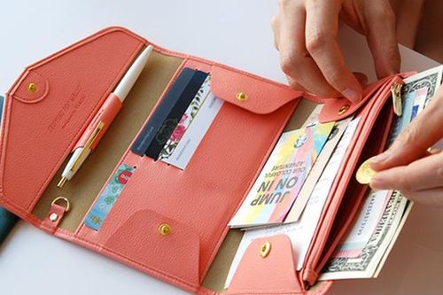 Chuyên gia phong thủy tư vấn cách chọn ví tiền hợp mệnh