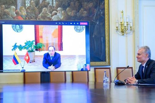 Đại sứ Nguyễn Hùng trình Ủy nhiệm thư lên Tổng thống Litva bằng hình thức trực tuyến