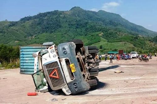 Quảng Bình: Xe container bị lật, đè chết 2 người đi xe máy