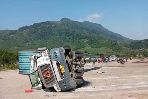 Xe container lật, đè chết 2 người đi đường