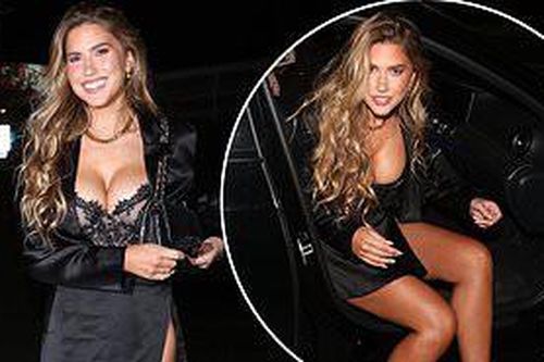 Chân dài 9x Kara del Toro diện mốt khoe nội y, lộ vòng 1 'bốc lửa'