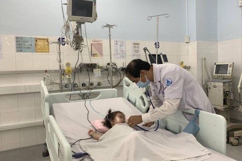 Chạy tim phổi nhân tạo xuyên Tết giành giật sự sống cho bé 1 tuổi uống nhầm dầu thắp đèn
