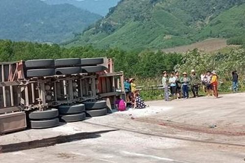 Hãi hùng 'hung thần' xuống đèo lật nghiêng đè chết 2 thanh niên