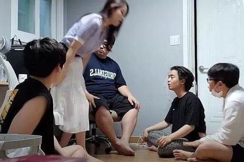 Netizen thích thú trước clip cô gái tụt váy trước mặt nhóm bạn nam