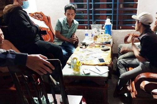 Triệt phá tụ điểm 'đánh phỏm' ăn tiền quy mô lớn