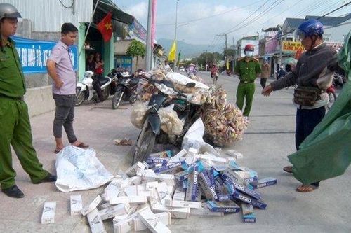 Bị bắt vì luýnh quýnh khi giả dạng người bán bắp rang chở thuốc lá lậu