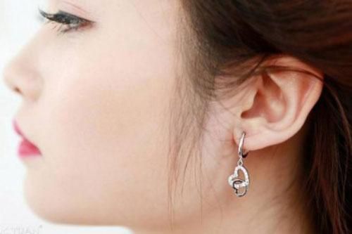 5 mẹo làm sáng khuyên tai bạc đơn giản