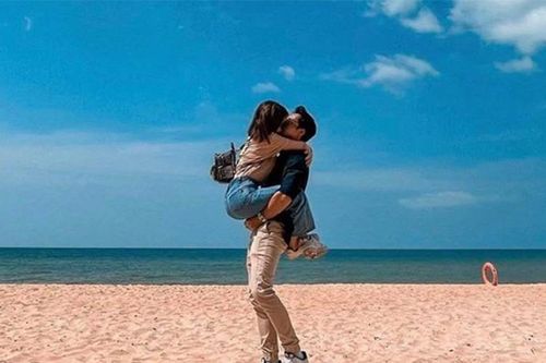 Nghi vấn Thái Trinh hôn đắm đuối bạn trai tin đồn trên bãi biển